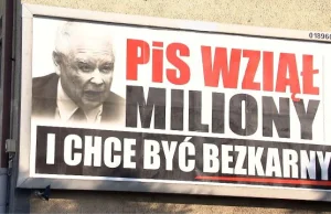 "PiS wziął miliony". Jarosław Kaczyński na plakatach w całej Polsce