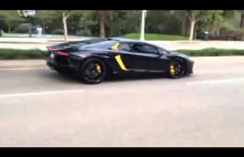 Wkurzony pieszy rzuca kamieniami w Lamborghini Aventador