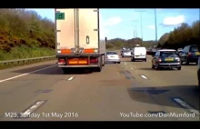 Kierowca ciężarówki przy zmianie pasa...