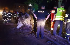 Tragiczny wypadek w Łodzi! Ukraińcy roztrzaskali się na drzewie FILM