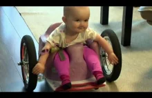 Mała dziewczynka się nie poddaje , i daje radę na najmniejszym wózku inwalidzkim