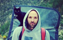 Adoptowana kotka wspina się po górach razem ze swoim właścicielem