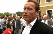 Schwarzenegger mówi w ojczystym języku.