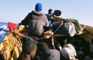Tunezja. Zatonęła łódź z imigrantami, odnaleziono ciała 14 osób.
