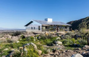 Doug Aitken wybudował dom "Mirage", który pokrywają lustra