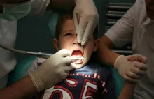 Samorządy lokalne przywracają w szkołach opiekę stomatologiczną