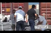 Pomoc dla uchodźców w Grecji - kontener wypełniony bronią