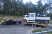 BMW serii 5 ciągnęło po autostradzie 3,4-tonową przyczepę, wioząc Renault Master