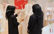Saudyjskie ekspedientki w sklepach z bielizną