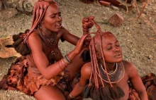 Plemię Himba odwiedzili biali turyści i zaskoczyło go życie tego plemienia