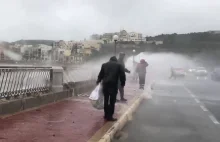 Sztorm na Malcie wyrzuca ryby na ulicę.