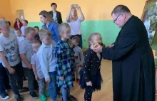 W podstawówce na dzień papieski dzieci całowały tajemniczą puszkę