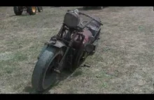 Motocykl zbudowany ze starego traktora.
