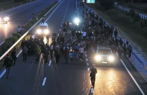 Uchodźcy wydostali się z ośrodka. Idą autostradą