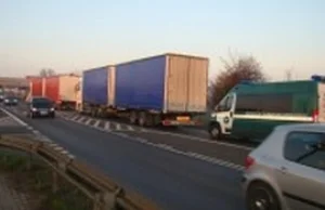 Zatrzymali ciężarówki na środku drogi i udawali, że ich nie ma