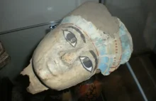 Kupili na aukcji starożytną maskę. Mają kłopoty
