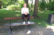 20-letni student z Łodzi siedział na oparciu ławki. Grozi mu sąd.