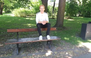 20-letni student z Łodzi siedział na oparciu ławki. Grozi mu sąd.