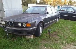 Unikatowe BMW od 20 lat stoi porzucone na parkingu- chętny poszukuje właściciela