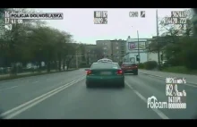 Taksówkarz przejechał na czerwonym świetle, za nim jechała policja .