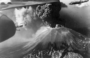 Wybuch Wezuwiusza widziany z pokładu amerykańskiego bombowca podczas IIWŚ