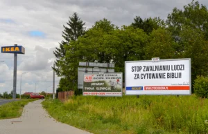 Koło sklepu IKEA w Lublinie widać billboard przeciw zwolnieniu za cytat z Biblii