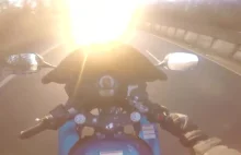 Motocyklista oślepiony przez słońce.