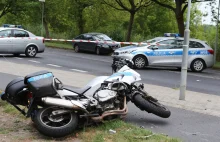 Samochód potrącił policjanta-motocyklistę na sygnale