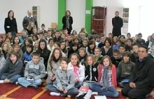 Rząd Francji: dzieci do meczetów, język arabski do szkół