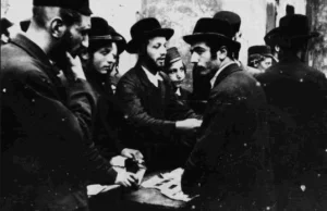 Znaczny odłam ludności żydowskiej z bronią w ręku stawiał opór wojsku polskiemu