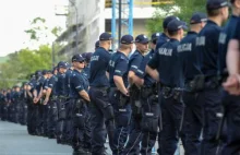 KSP: Podczas legitymowania policjant ma dostać dokument do ręki.