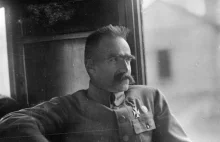 Piłsudski, wirujące stoliki i fenomen z Warszawy