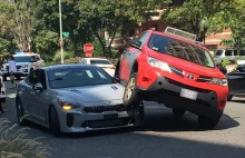 Pierwsza stłuczka Kii Stinger. Samochód wylądował pod taksówką