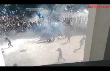 Ukraińska milicja zaatakowana granatem przez protestujących - są ciężko ranni.