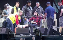 Koncert Foo Fighters - Dave Grohl wraca na scenę po złamaniu nogi