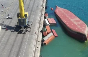 W irańskim porcie statek przewrócił się i zatonął (wideo)