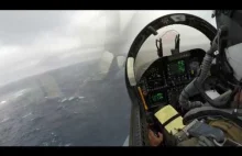 F-18 lądowanie na lotniskowcu przy złej pogodzie