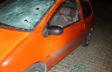 Wściekły 59-latek po kłótni z synem zniszczył siekierą jego samochód [ZDJĘCIA]