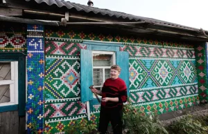 Rosja - pani dekoruje swój dom plastikowymi nakrętkami od butelek