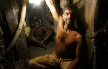 Jak pracuje górnik w kopalni szafirów na Sri Lance
