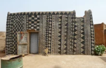 W pewnej afrykańskiej wiosce każdy dom wygląda jak dzieło sztuki...