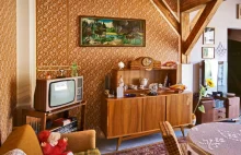 Mieszkanie w PRL – meblościanka, dywan i frania