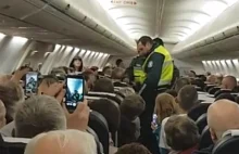 Pasażer zaatakował stewardesę w samolocie lecącym z Wrocławia do Egiptu....