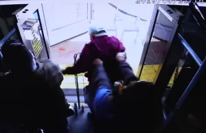 Kobieta wypchnęła staruszka z autobusu. Mężczyzna nie żyje