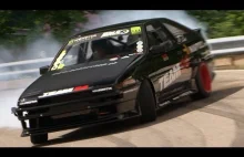 Toyota Corolla AE86 driftuje po trasie górskiego wyścigu