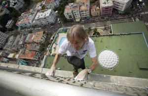 Francuski spiderman wspina się na Havana Hotel