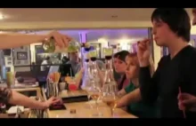 Barman przygotowuje coctail "Fire-Breathing Dragon"