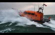 Royal National Lifeboat Institute po raz pierwszy stworzył własną łódź ratunkową