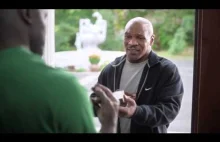 Mike Tyson zwraca Evanderowi odgryziony kawałek ucha (reklama)