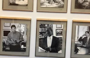 Portrety czarnych profesorów Harvardu oznaczone czarną taśmą